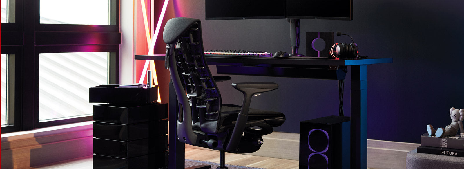 En Herman Miller Embody Gaming Chair som en del af en opsætning med et Nevi hæve-sænke-skrivebord.