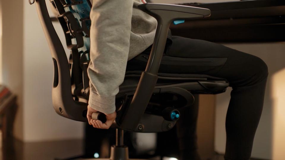 En video i nærbillede af en persons hånd, der justerer BackFit på en sort Embody Gaming Chair.